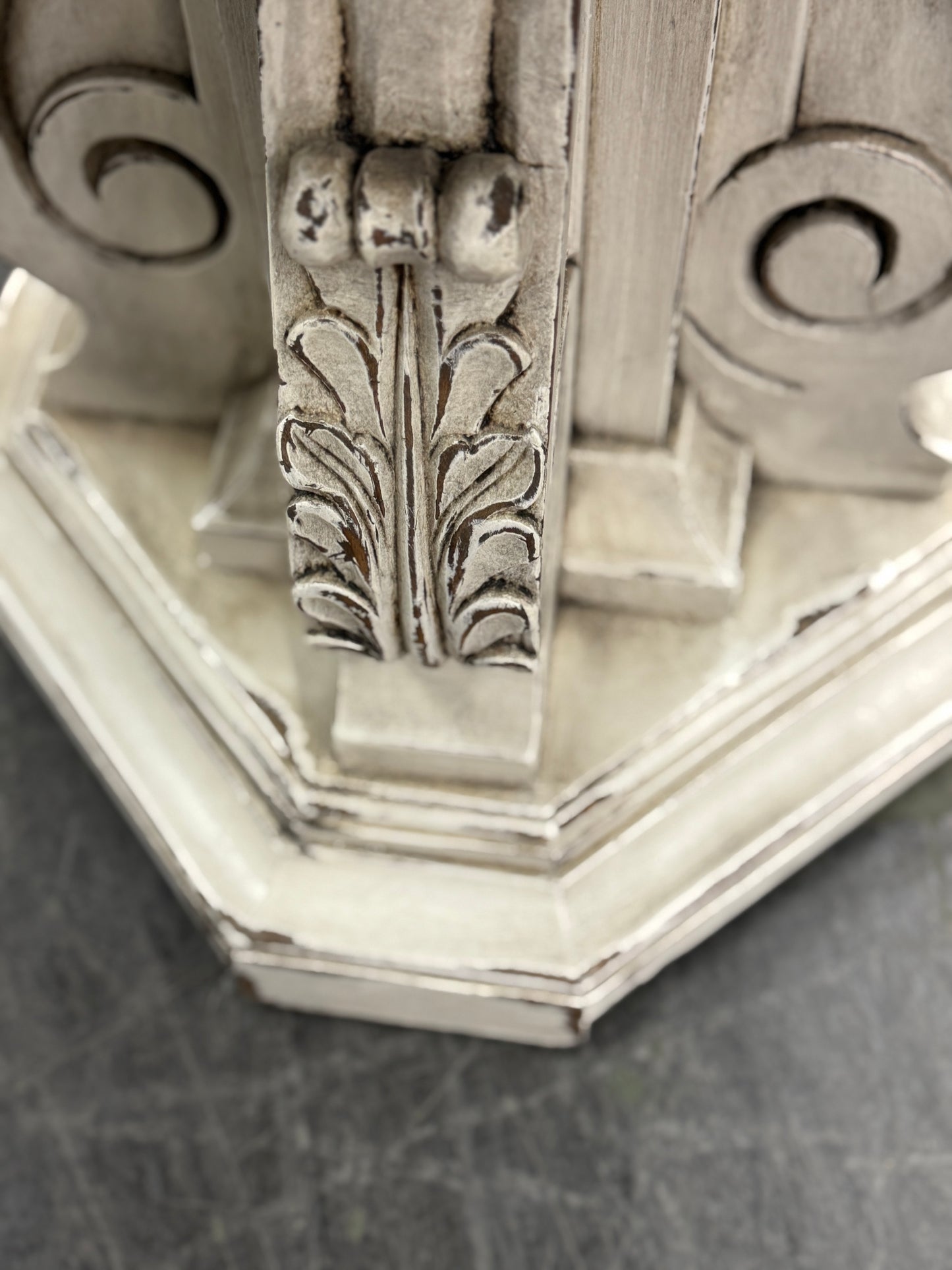 Vallon-Pont-d’Arc End Tables (2-Pack), Distressed White, Carved Acanthus Leaf Pedestal