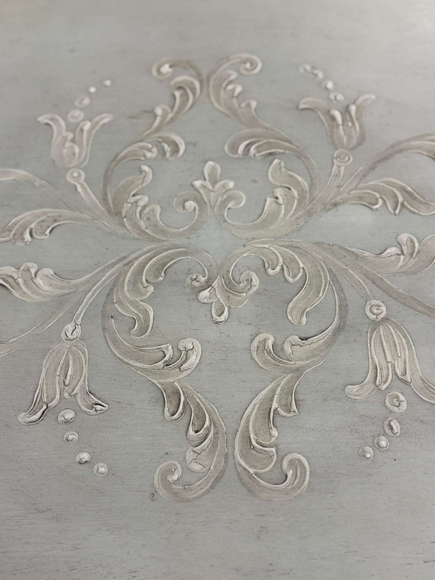 Vallon-Pont-d’Arc End Tables (2-Pack), Distressed White, Carved Acanthus Leaf Pedestal